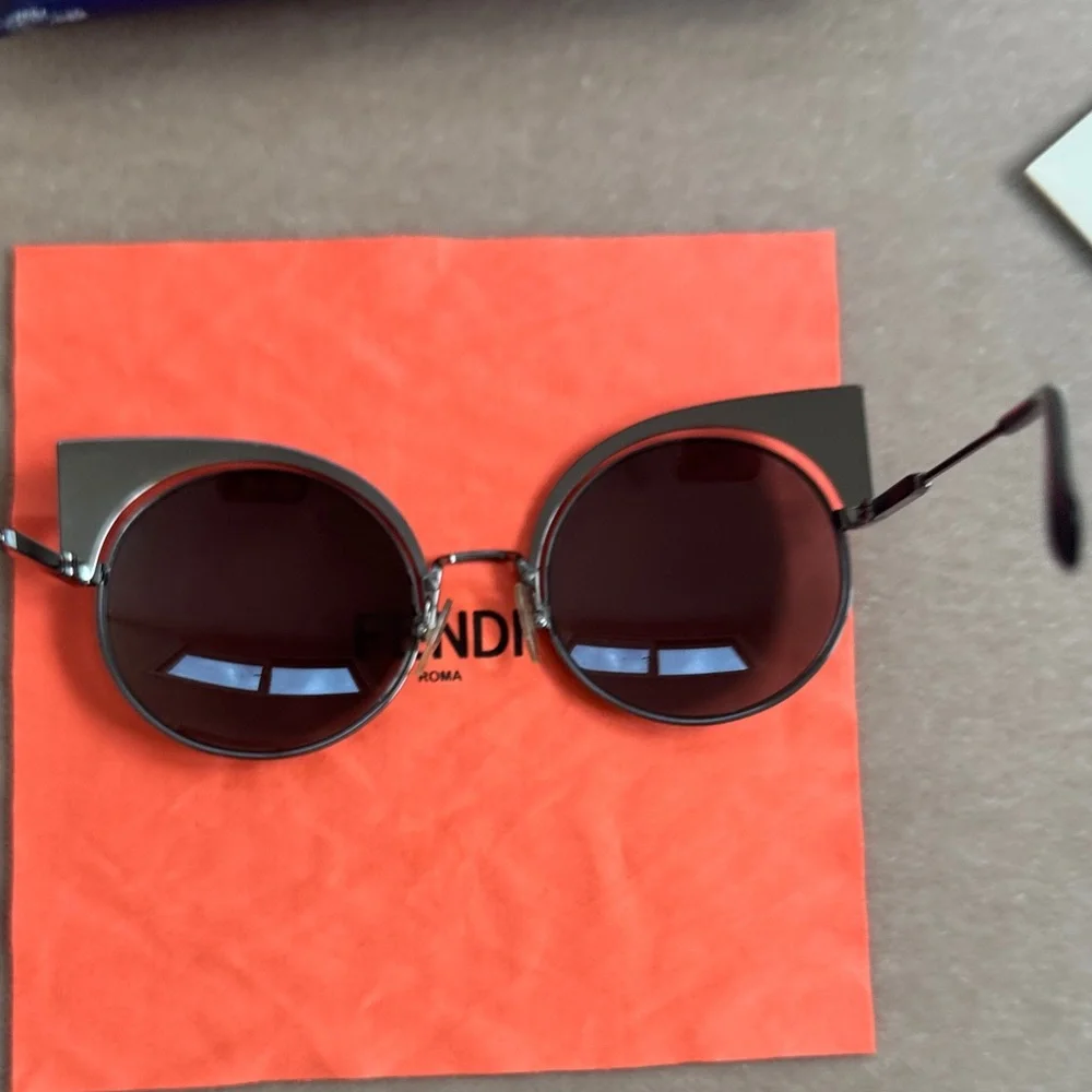 FENDI Round Cat-Eye Rim Sunglasses – Made in Italy ✨ - Picture 14 of 16